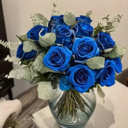 Beautiful 12 Blue Roses in a Vase Online