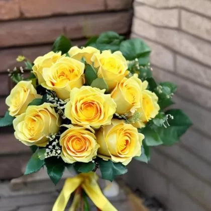 Stunning 12 Yellow Roses Bouquet